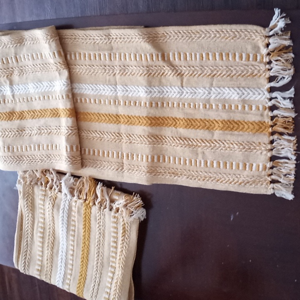 2 table runners.